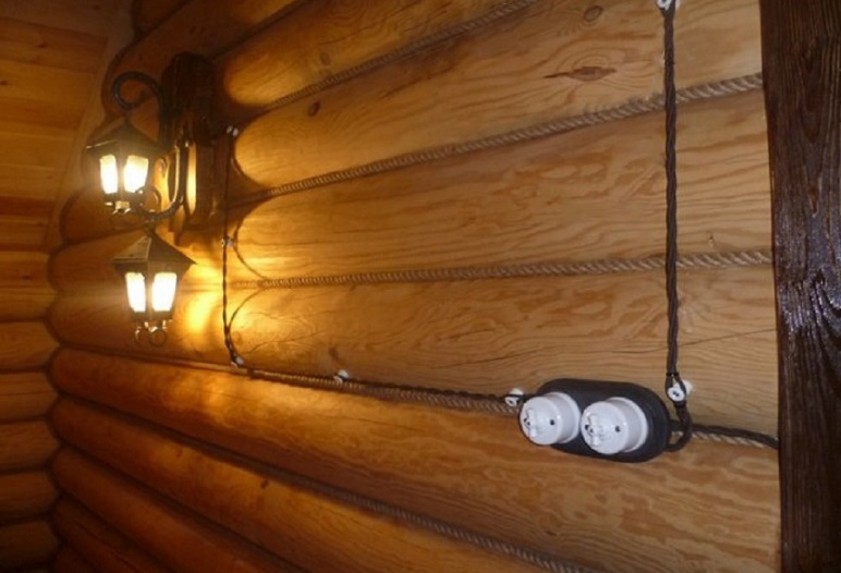 Открытая электропроводка в деревянном доме